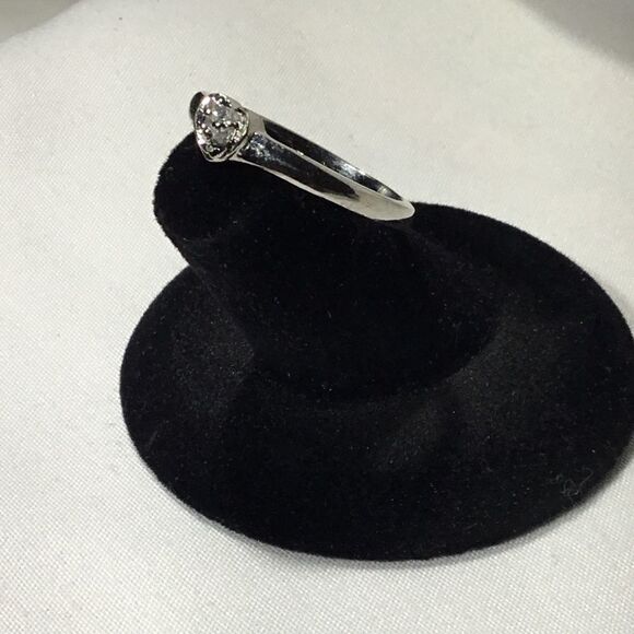 Simple Heart Setting Fashion Ring (G2) - Picture 4 of 10